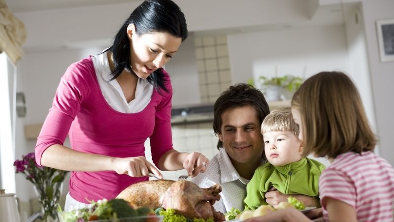 Jedna společná večeře nemusí být samozřejmostí v každé domácnosti. Téměř třetina žen vaří zvlášť pro děti a pro partnera a sebe. 