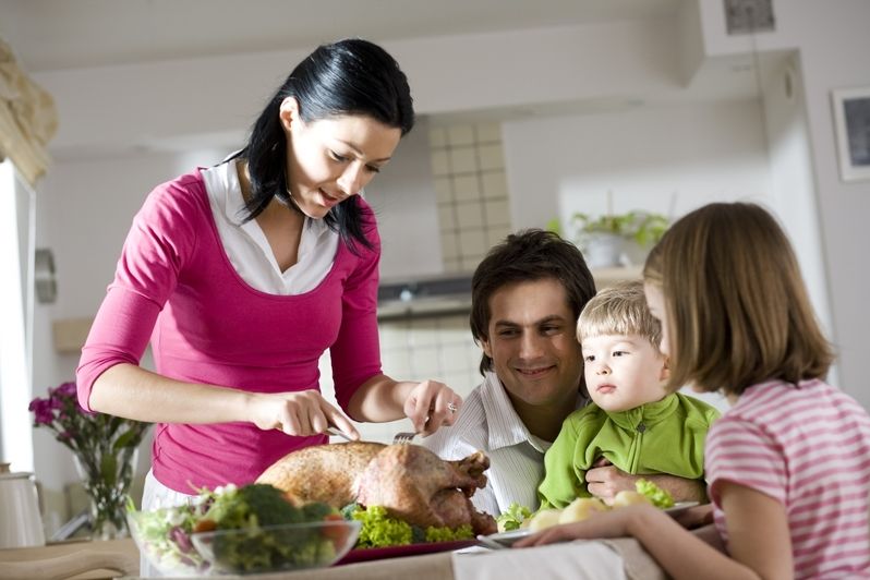 Jedna společná večeře nemusí být samozřejmostí v každé domácnosti. Téměř třetina že vaří jiné jídlo pro děti a jiné pro partnera a sebe. 