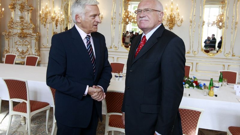 Předseda europarlamentu Jerzy Buzek (vlevo) s českým prezidentem Václavem Klausem