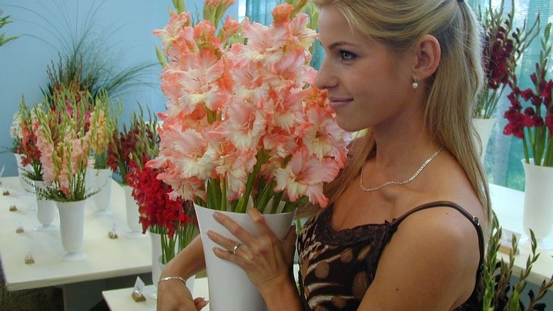 Gladiolu pojmenovanou podle Kateřiny Emmons představila modelka Andrea Vránová.