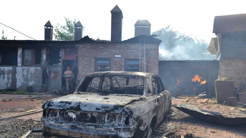 Požár továrny na nábytek zasažené minometným granátem  ve Slavjansku 