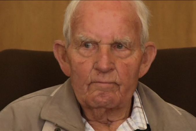 BEZ KOMENTÁŘE: Bývalý člen nacistických Waffen SS před soudem 