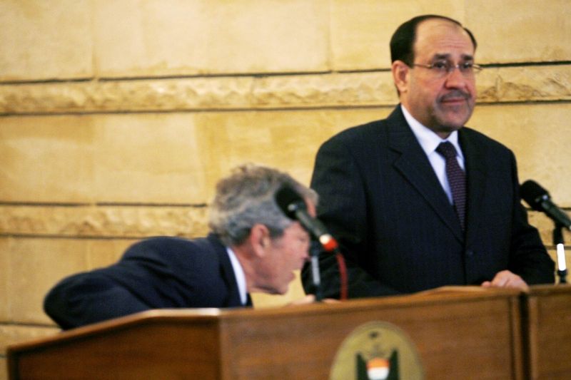 Americký prezident George W. Bush uhýbá vržené botě. Vpravo irácký premiér Núrí Malikí