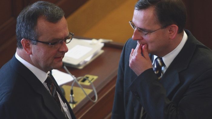 Zleva ministr financí Miroslav Kalousek (KDU-ČSL) a ministr práce Petr Nečas (ODS) při pátečním jednání Sněmovny