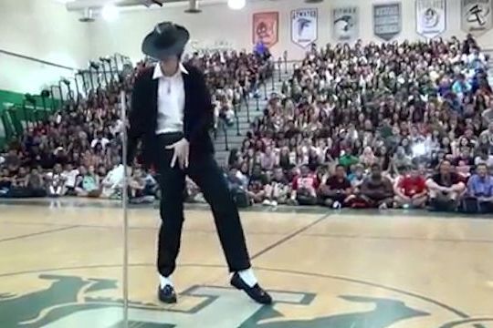 Student dokonale napodobil taneční pohyby Michaela Jacksona