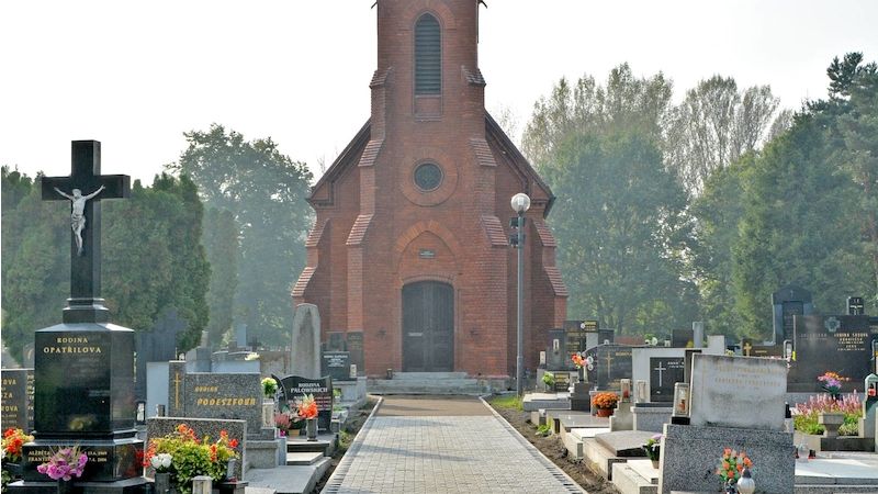 Ke hřbitovní kapli Všech svatých ve Starém Bohumíně vede nový chodník.