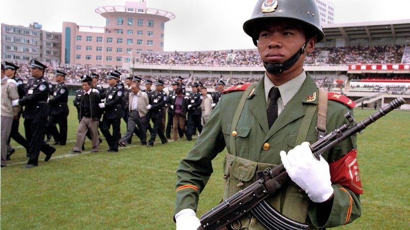 Čína poměrně často pořádá veřejné popravy odsouzených zločinců. (Ilustrační foto)