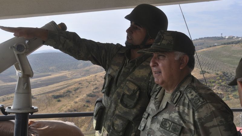 Náčelník generálního štábu turecké armády generál Necdet Ozel (v popředí) při inspekci kontrolního stanoviště u hranice se Sýrií