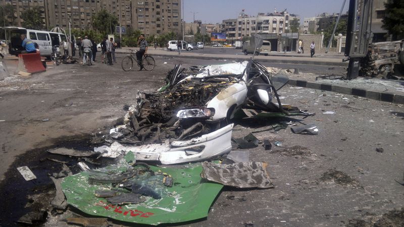 Osobní automobil přejetý tankem jižně od Damašku