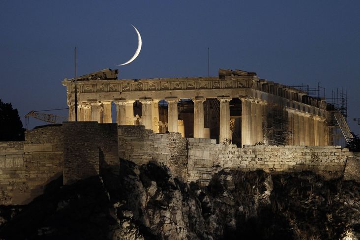 ČTVRTEK: Svítící měsíc nad řeckým Pantheonem v Athénách.