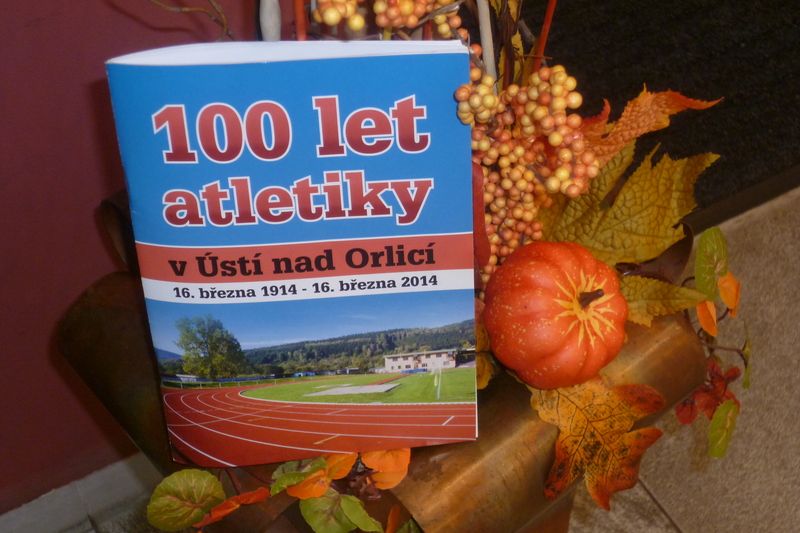 S historí a bohatým archivem byli účastníci seznámeni prostřednictvím brožury vydané k 100.výročí založení atletiky v Ústí nad Orlicí.