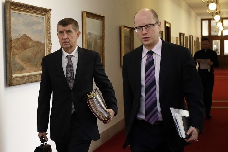 Ministr financí Andrej Babiš (ANO) a premiér Bohuslav Sobotka (ČSSD)přicházejí na jednání vlády
