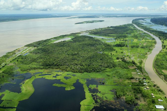 Tepnou Amazonského pralesa je veletok Amazonky, řeky, která má v ústí šířku 240 kilometrů. 