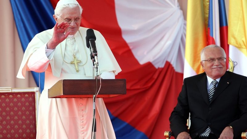 Papež Benedikt XVI. během projevu na letišti