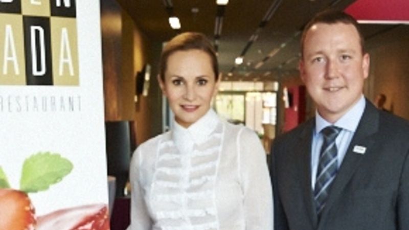 Monika Absolonová s Davidem Matušinským, ředitelem Clarion hotelu