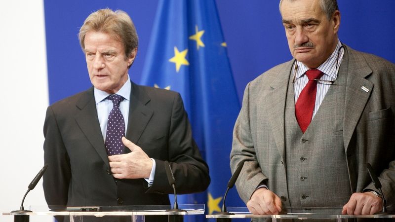 Francouzský ministr zahraničí Bernard Kouchner (vlevo) a šéf české diplomacie Karel Schwarzenberg