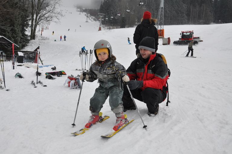 Sezónu o víkendu zahájil skiareál v orlickohorském Deštném. 