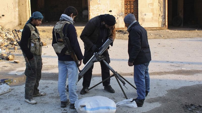 Svobodná syrská armáda odpaluje v Halabu minometný granát 