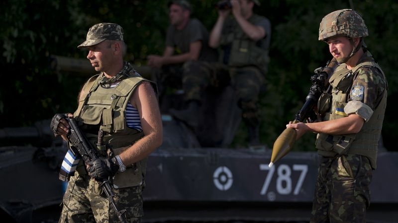 Ukrajinští vojáci na kontrolním stanovišti v Amvrosijivce u hranic s Ruskem