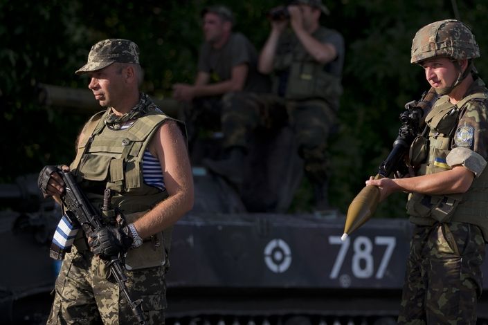 Ukrajinští vojáci na kontrolním stanovišti v Amvrosijivce u hranic s Ruskem