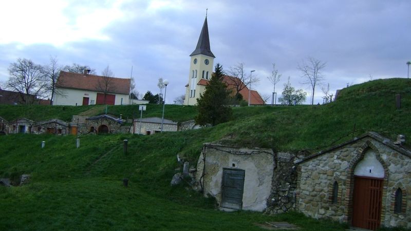 Unikátní lokalita Stráž ve Vrbici, kde jsou vinné sklepy vykopané v několika patřech ve stráních slepencové skály pod kostelem. 