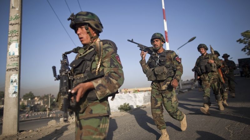 Afghánští vojáci opouštějí ráno hotel, v němž se bojovalo téměř celou noc.