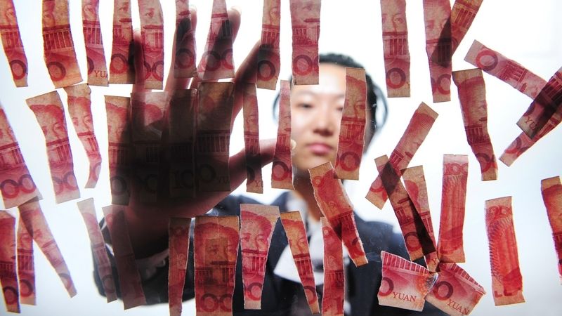 Žena roztrhala bankovky v hodnotě 151 tisíc, čínským bankéřům se za šest hodin podařilo složit pouze jedinou