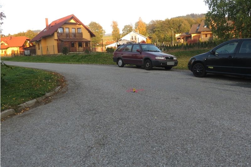 Křižovatka místních komunikací v Červené Vodě, kde neznámý řidič po zranění mladistvé dívky nezastavil a ujel.