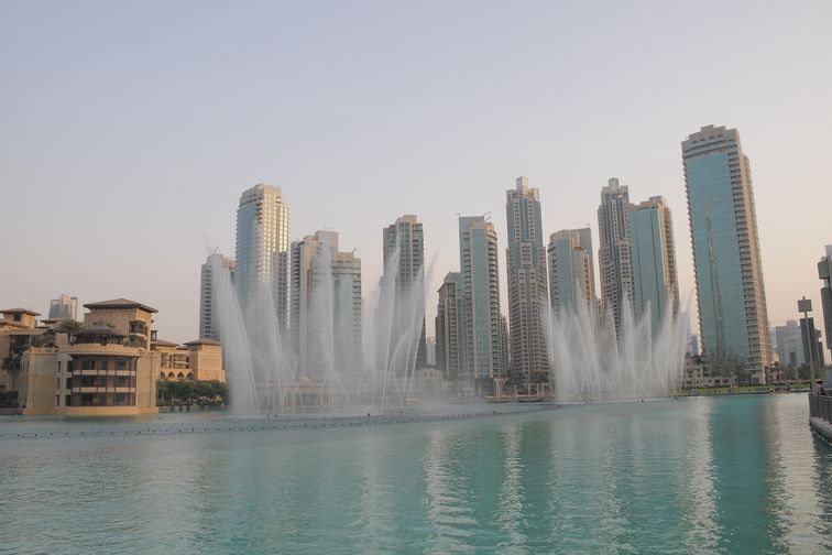 Největší fontánu na světě u Dubai Mall najdete lehce, hned vedle stojí nepřehlédnutelný mrakodrap Burj Khalifa