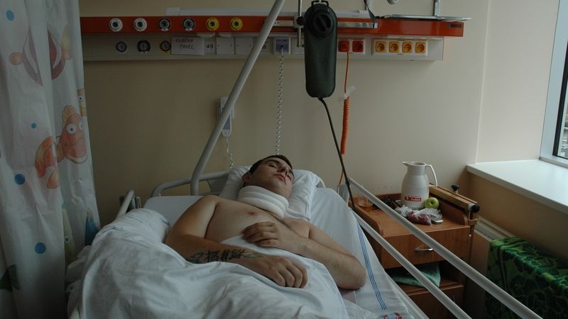 Jednadvacetiletý Pavel na nemocničním lůžku