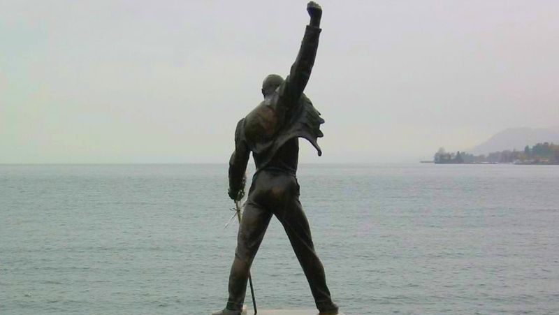 Tahle Mercuryho socha stojí ve švýcarském Montreux. Na Zanzibaru ovšem najdeme jeho rodný dům.