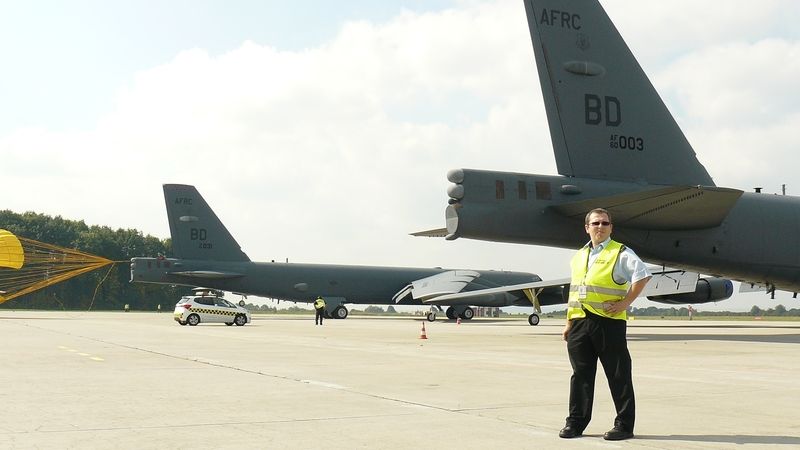 Oba stroje B-52H Stratofortress na letišti Mošnov