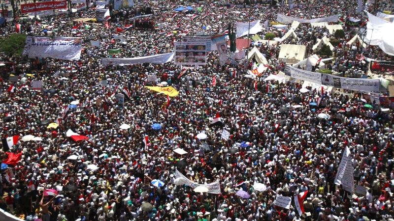 Demonstrace v Káhiře se účastnily tisíce lidí.
