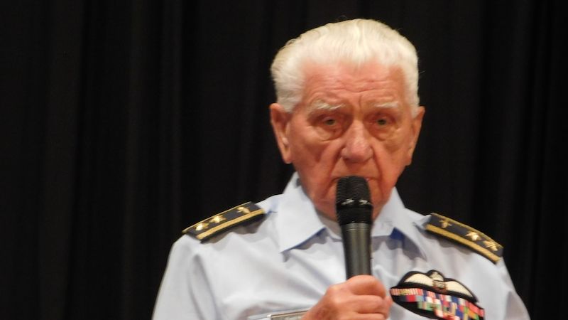 Generálmajor Emil Boček, stíhací pilot 310. čs. perutě RAF za II. světové války v Dobrušce. 