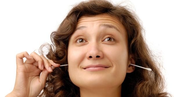 Častým používáním vatových tyčinek k odstranění mazu z uší, se poškozuje sluch.