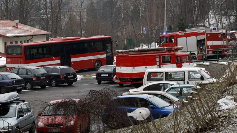 Hasiči evakuovali z panelového domu ve Velkých Hamrech na Jablonecku 30 lidí. Na místo přistavili i autobus.