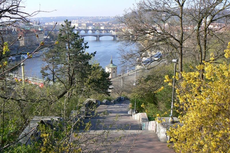 Od Čechova mostu půjdete nahoru po schodech a dostanete se do Letenských sadů.