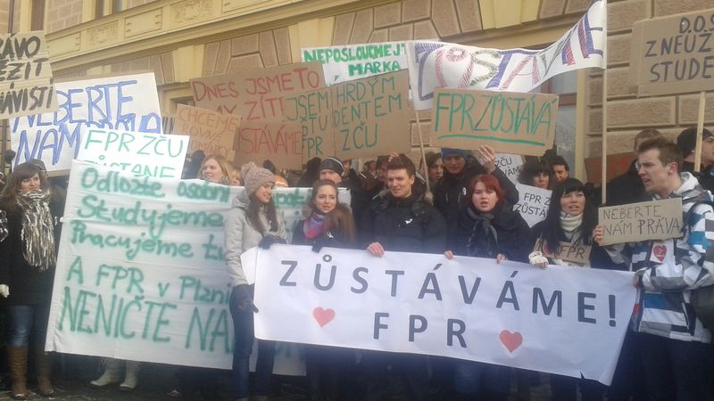 Studenti plzeňských práv před budovou fakulty. 