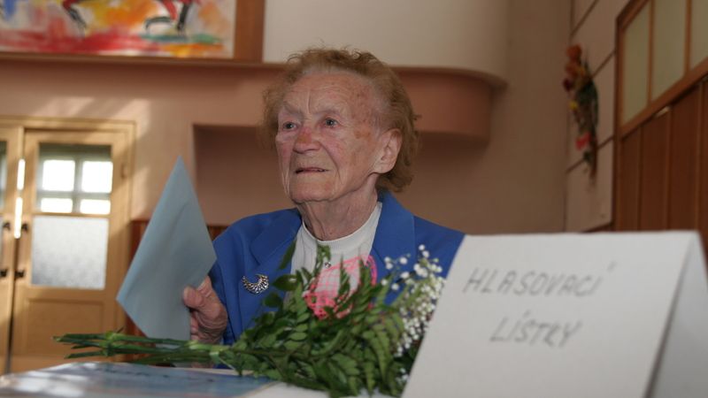 Nejstarší obyvatelka země Juliana Vašíčková si volby nenechala ujít.