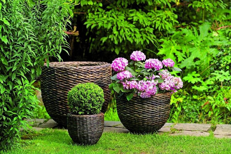 Pletené květináče od Asa Selection jsou vhodným doplňkem každé terasy či zahrady.

