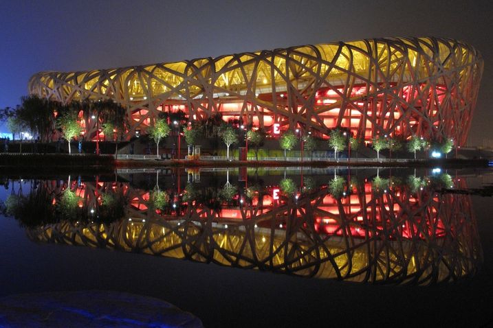 Ptačí hnízdo v Pekingu patří s kapacitou 90 tisíc diváků mezi největší a nejslavnější sportovní stavby planety.