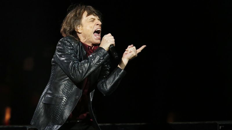 Mick Jagger zpívá na koncertu 12, 12, 12