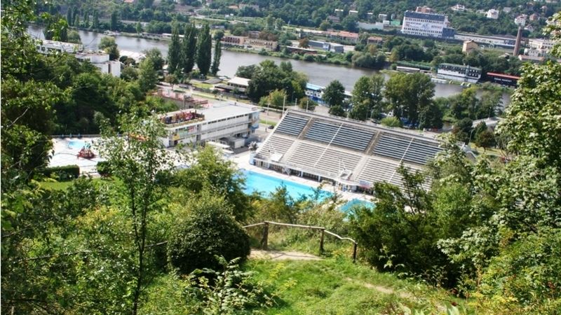 Pohled na bazén z přírodní památky Podolský profil, bývalého lomu při ulici Na Kavčích horách.