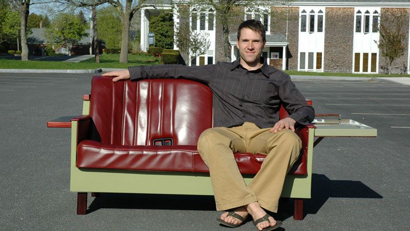 Designér Adrian Johnson a jeho pohovka ze starých sedaček z BMW.