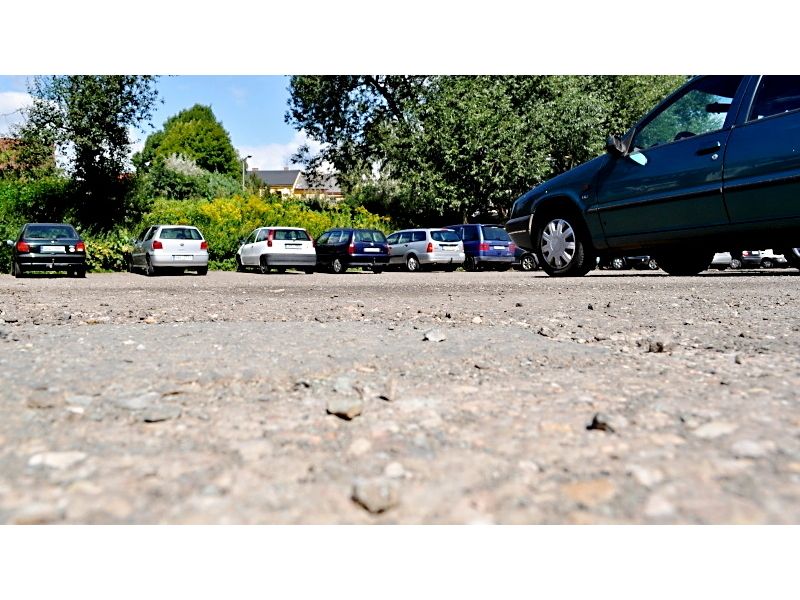 Radnice řeší i tzv. statickou dopravu, tedy parkování. Za tento štěrk u Raisovy ulice a jeho uválcování zaplatila přes 700 tisíc korun.