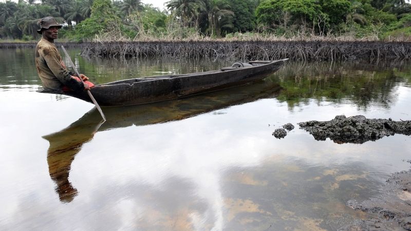Vody a půdu v Ogonilandu negativně poznamenalo půl století těžby ropy.