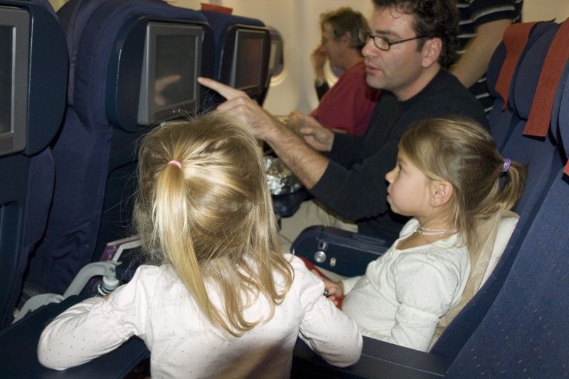 U mnoha společností jsou k dispozici běžně filmové kanály pro děti, které vaše ratolesti během zdlouhavého letu spolehlivě zabaví.