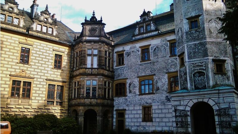 Bohatá sgrafitová výzdoba renesančního křídla zámku byla vybudována Rederny - vpravo, vlevo - kastelánské křídlo zámku, vzniklo za Clam-Gallasů