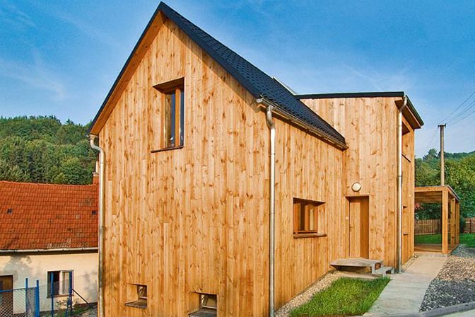 Až obložení z naolejované borovice získá patinu, bude se dům podle přání svých majitelů podobat staré valašské stodole.