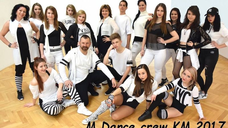 M Dance Crew KM ve zkušebně, Soňa Drábková stojící na kraji vlevo.